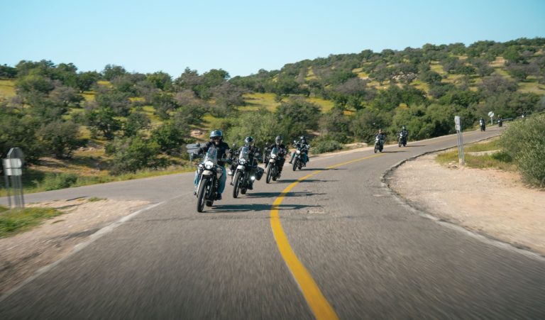 Le salut des motards, ou comment on se relie sans un mot.