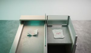Guichet de contrôle des passeports symboliquement divisé : une voie ouverte, une voie entravée, illustrant la réciprocité des visas