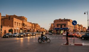 Mobylettes à contresens, médina livrée aux moteurs, chauffards : à Marrakech, la circulation infernale tue et abîme son image. Constat et solutions concrètes.